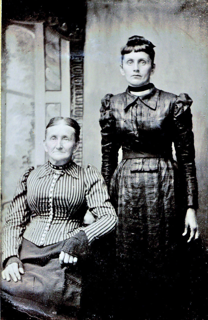 [Angeline Connaroe McManus with Mother Eliza Skinner Connaroe (probable)]